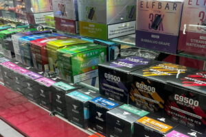 Proibidos, vapes chegam ao DF por rotas do tráfico de armas e drogas