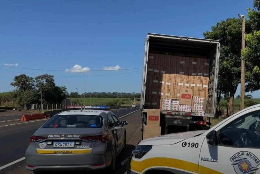 PM acha R$ 1,7 milhão em cigarros contrabandeados atrás de brinquedos